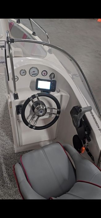 Vand barca cu motor si peridoc