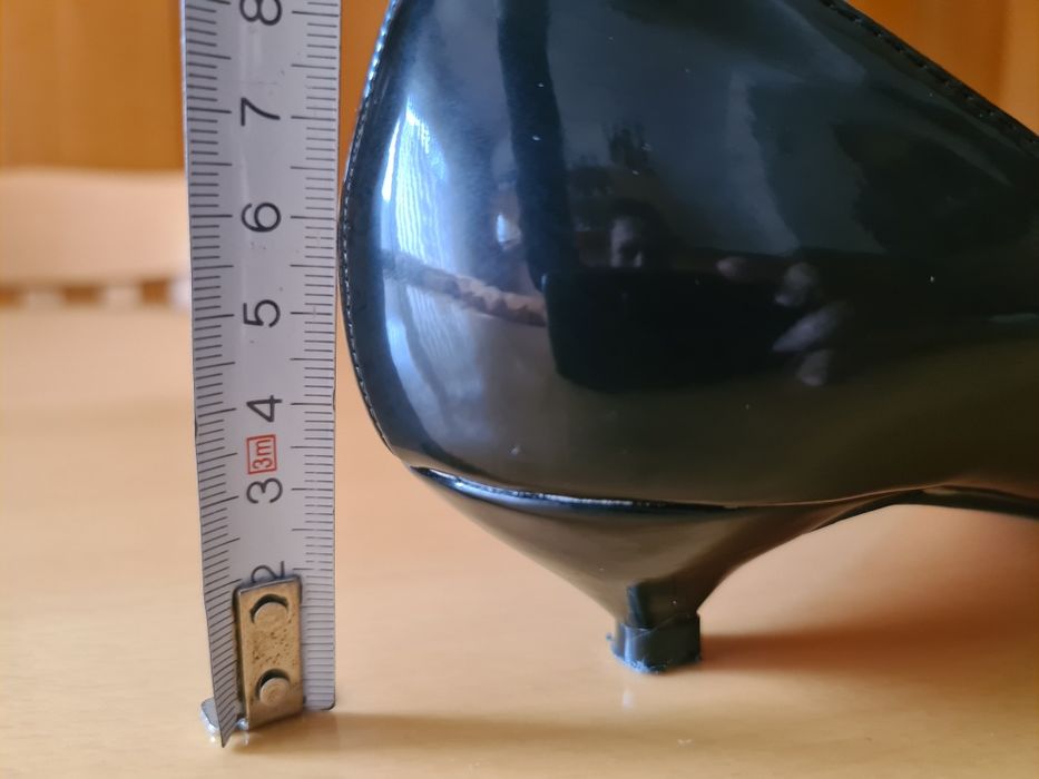 Дамски лачени обувки с ниски токчета