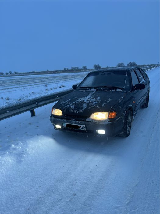 Машина ваз 2114.