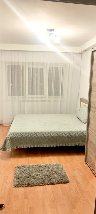 Inchiriez apartament 3 camere situat in centrul orasului