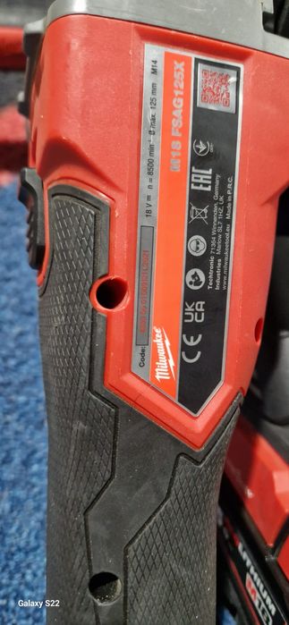 Milwaukee polizor pe acumulator