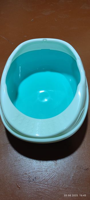 Продается новый лоток для кошек с высокими бортами.