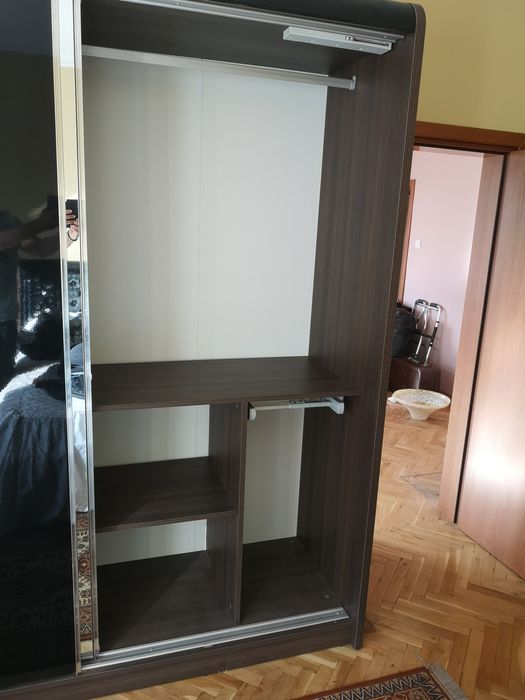 Продавам гардероб с плъзгащи врати