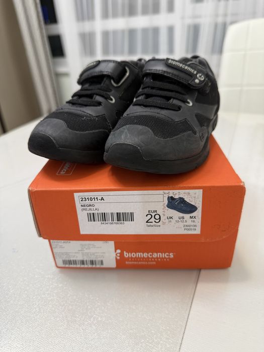 Кроссовки черные на 29 размер