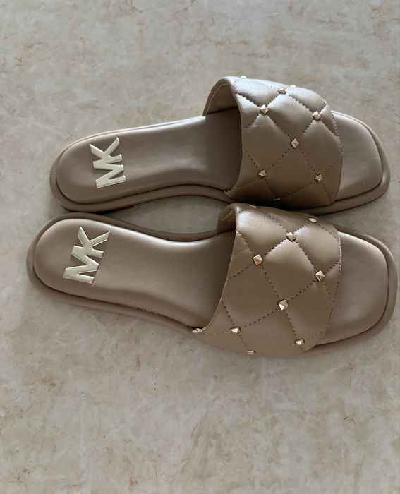 Нови чехли Michael Kors
