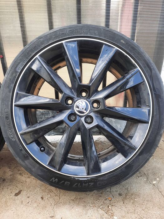 Jenți Skoda Rapid R17 distantă prezoane 100mm Dau cauciuc de 45 si de 40 cum se văd în poze.