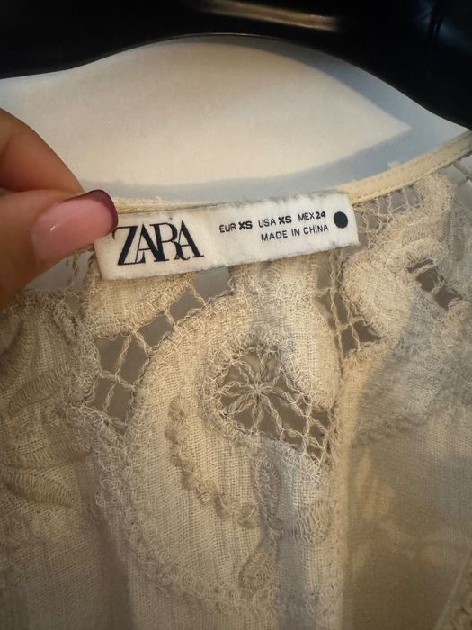 Рокля на Zara подходяща за лятото