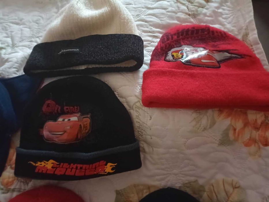 Чисто нови и малко използвани зимни детски шапки