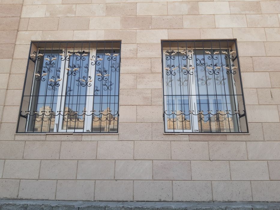 Сварщик решетки.