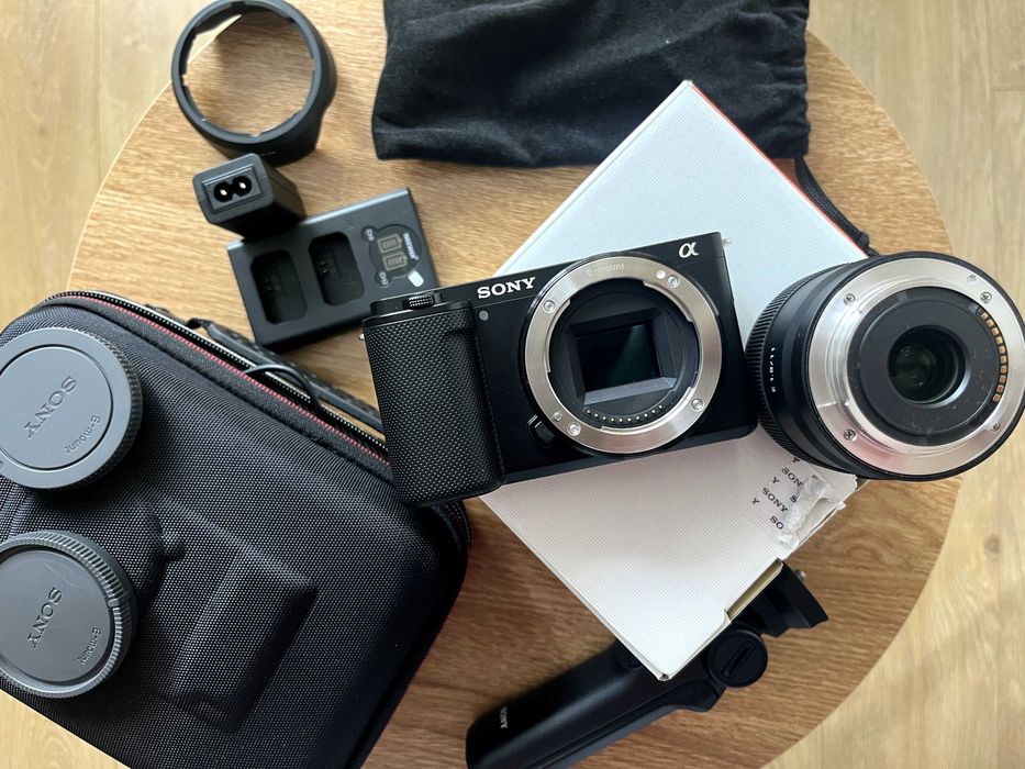 **ПРОДАВАМ ПЪЛЕН VLOG / CONTENT CREATOR КОМПЛЕКТ – SONY ZV-E10 + ОБЕКТИВ + ТРИПОД + АКСЕСОАРИ**