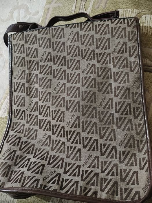 Vand servieta italiana, textil rezistent, noua, fara urme de uzura.ur