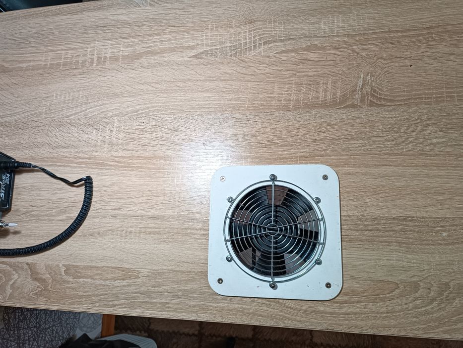 Маникюрный стол со встроенным пылесосом