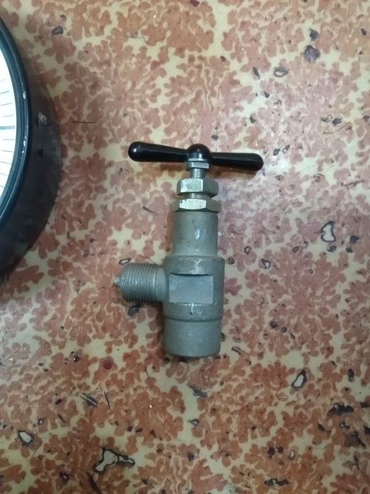 Манометр механический.