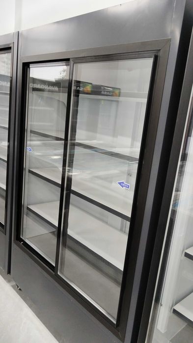 Новый витринный холодильник