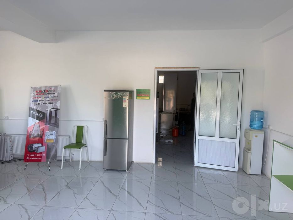 Янгиюль в 3 этажном здание продаётся первый этаж