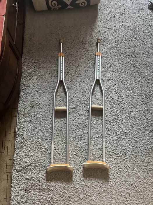 Костыли регулируемы под рост любой рост