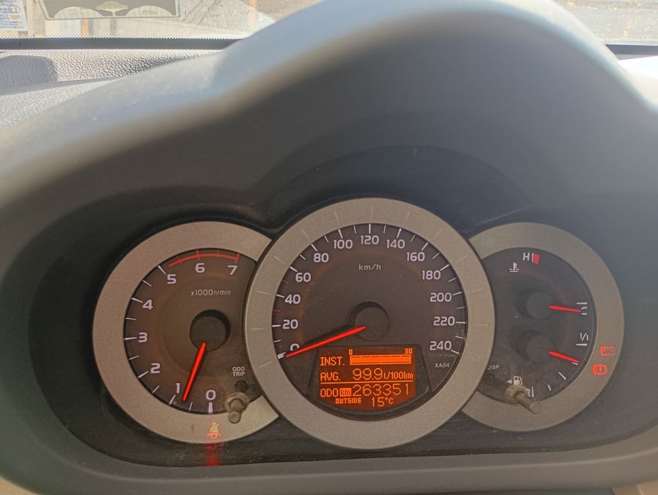 Тойота RAV 4 не зарежда
