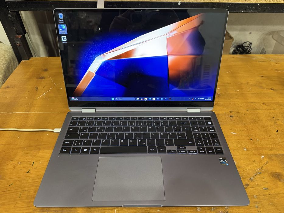 Laptop Samsung book 4 360 i5 8GB ram 256GB windows 11 home
