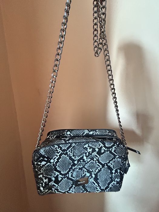 Красива дамска чанта през рамо