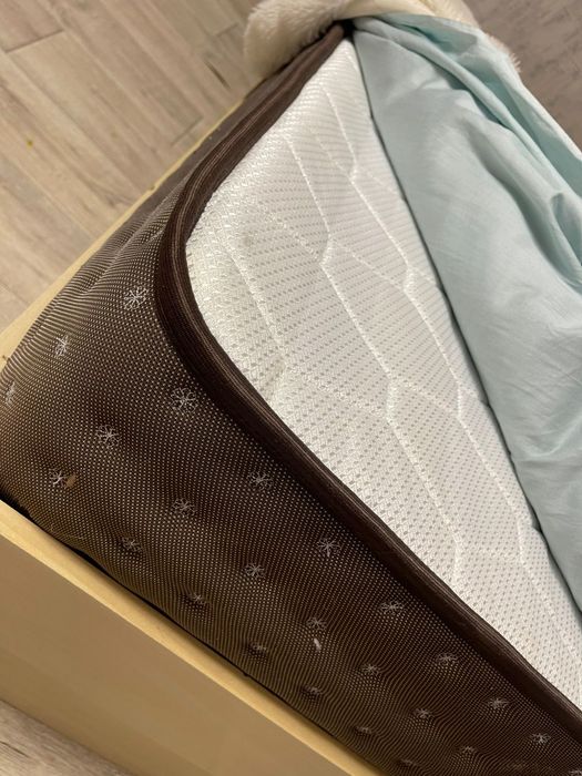 Кровать двуспальная с матрасом