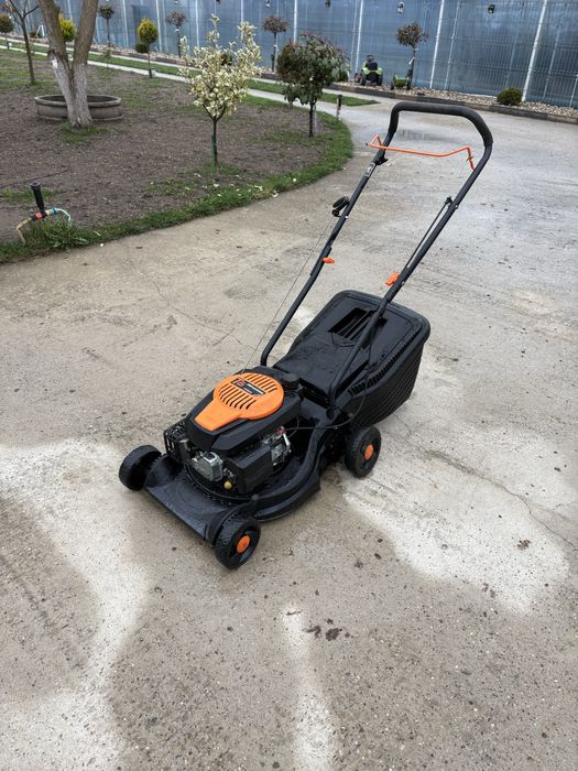 Masina de tuns iarba pe benzina