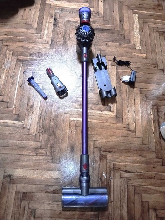 Много добра прахосмукачка Dyson V8 с нова батерия и аксесоари