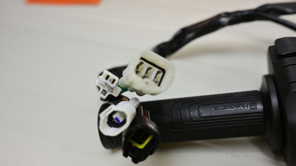 Husqvarna Svartpilen 401 2018 2023 Maneta de acceleratie dreapta