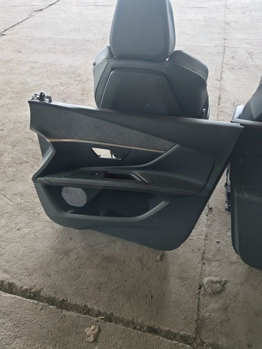 Салон за Peugeot 5008 2017г