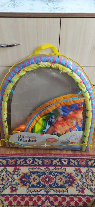 Коврик с игрушками