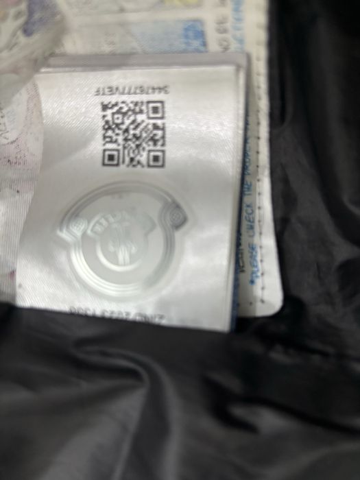 Продам куртку moncler на возраст 10-11 лет