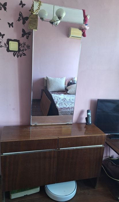 Тоалетка с огледало