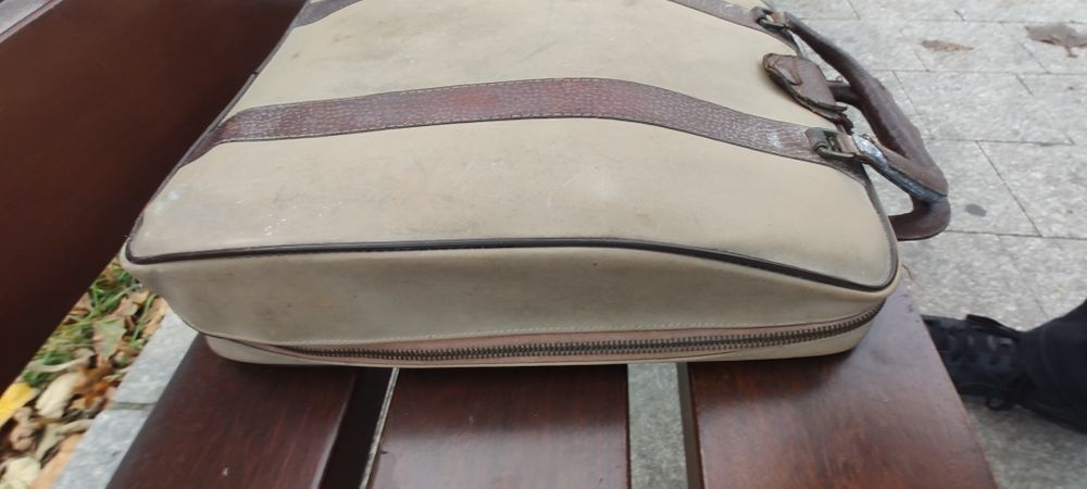 Vând  urgent mașină de scris OLLIVETA LETTERA 22 1949