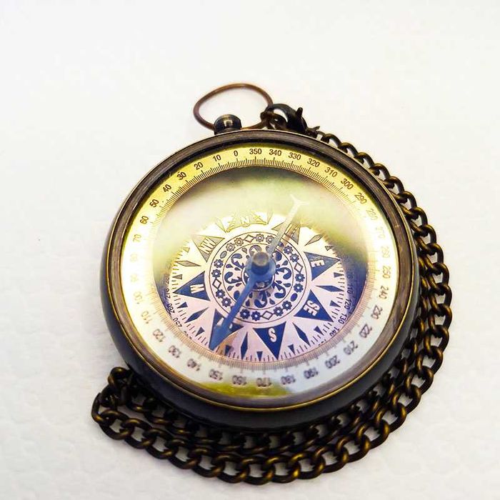 Компас от бронз в дървена кутия