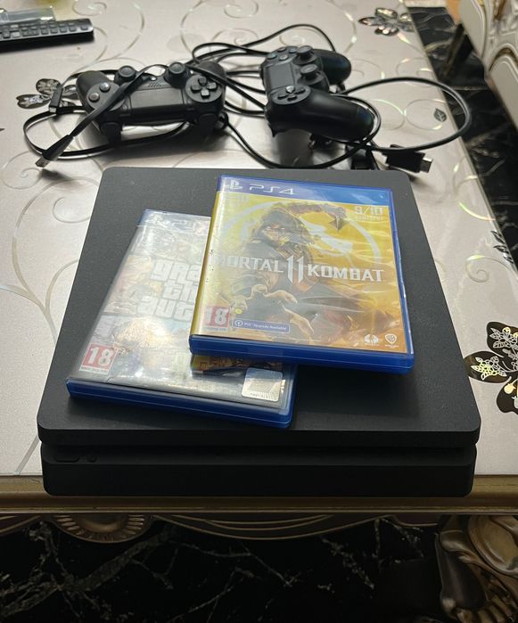 Продава се Ps4 със два джойстика и две игри