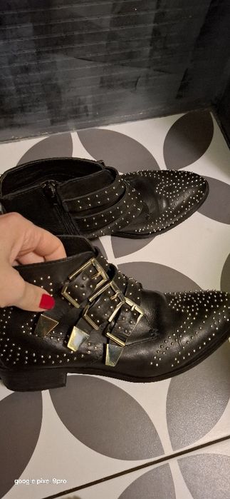 Ghete  din piele .Culoare negru