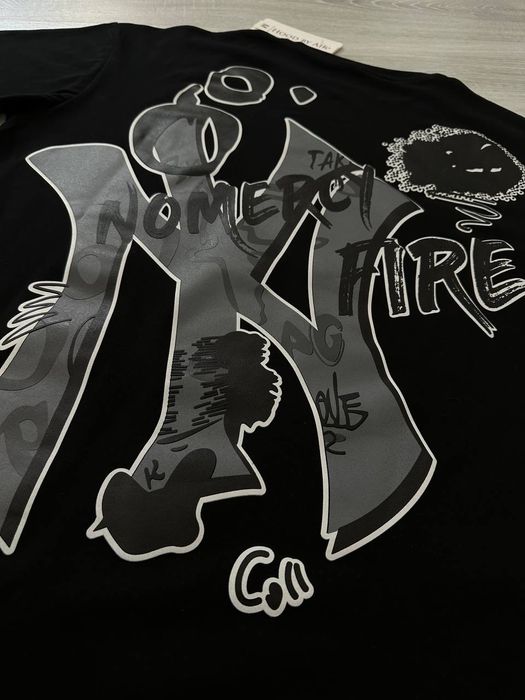 Arxangelskdagi futbolkalardagi yalangoch yigitlar