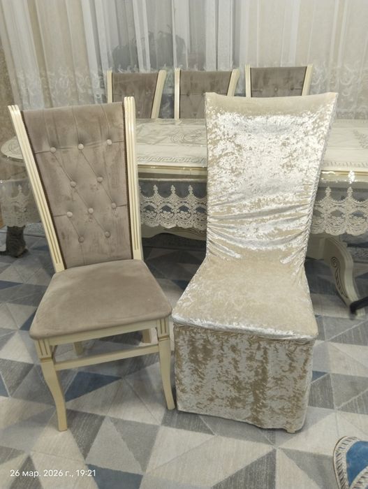 Стол со стульями для гостиной