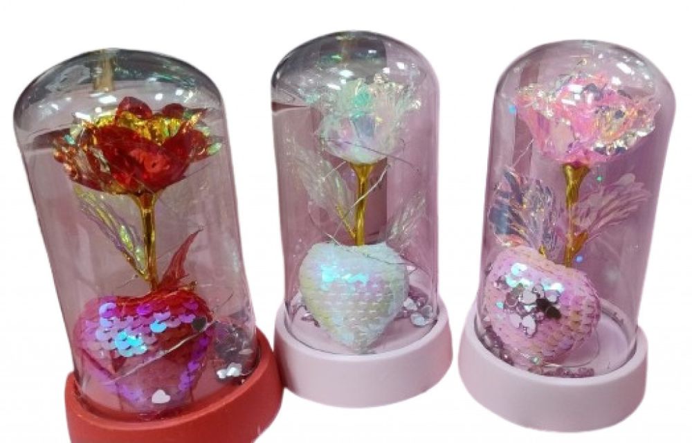 Вълшебна роза под стъклен купол с пайетено сърце и LED светлини