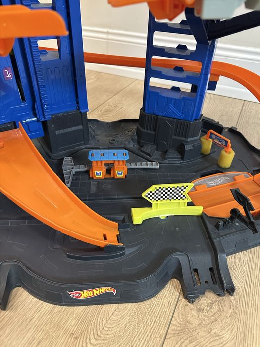 Hot Wheels Ultimate Garage с динозавром — оригинал, отличное состояние