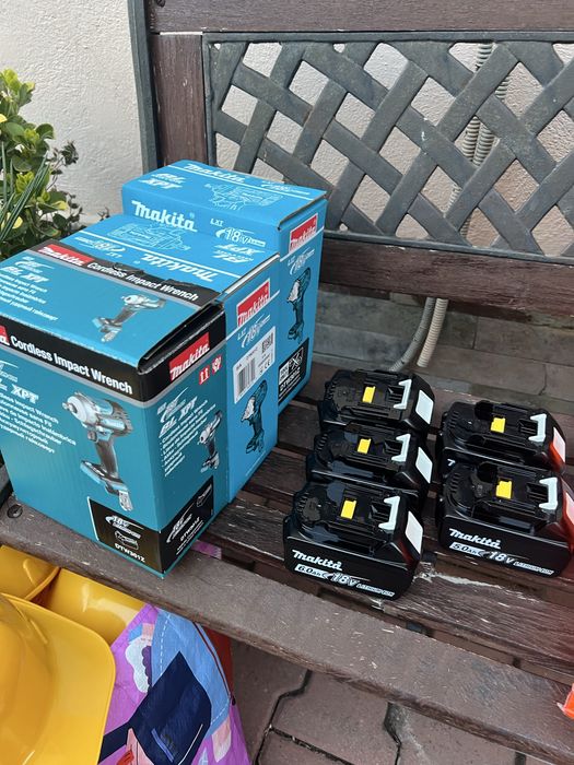 Vand bormasina de impact Makita(3buc) acumulatori 5 Ah si statie dubla