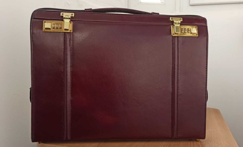 Servieta eleganta din piele visinie pentru transport acte