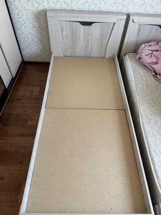 Продам две кровати с матрасами