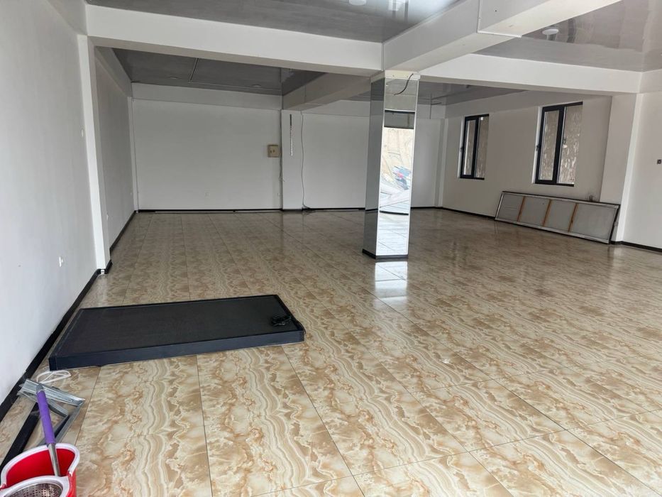 Срочно сдается большое помещение в центре города Бухары 100кв!!!