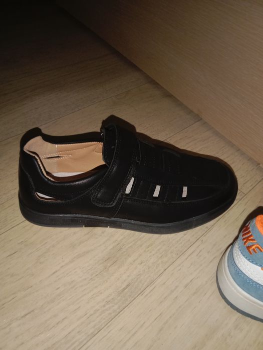 Продам срочно обувь на мальчика