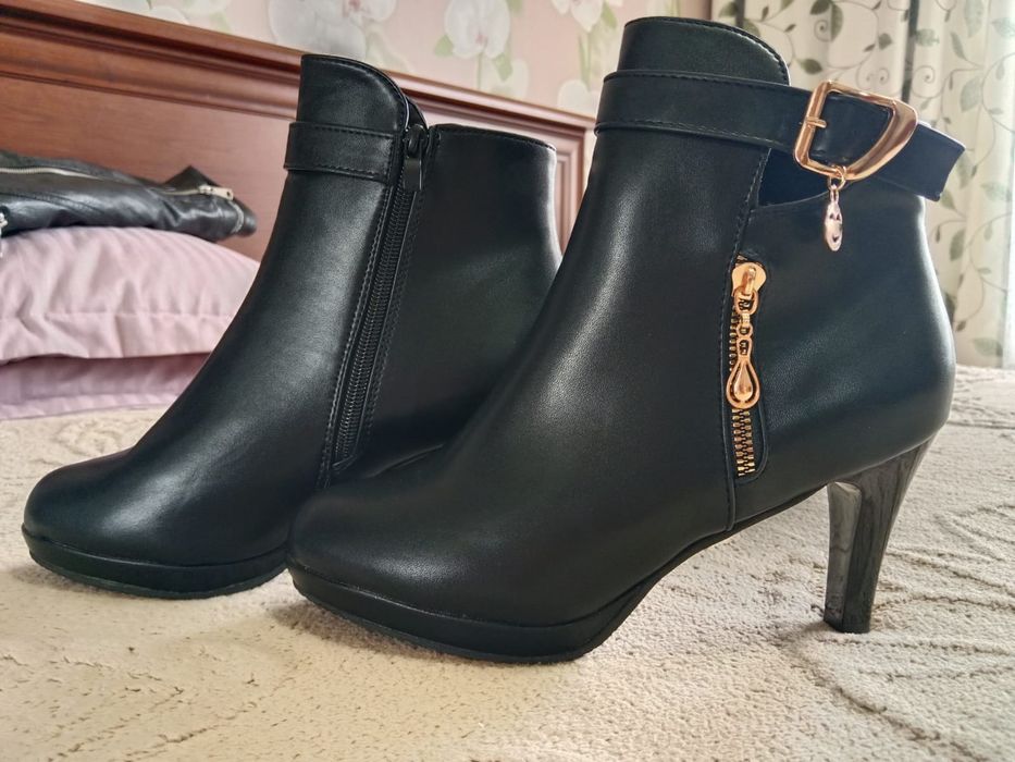 Продам женские сапоги