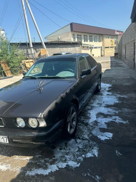 БМВ е34 черного цвета