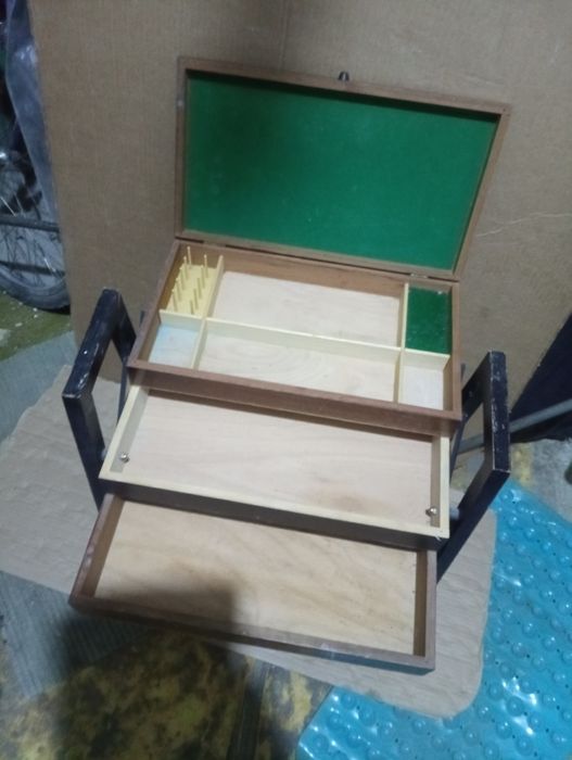 Comodă veche culisantă de bijuterii ,machiajuri, ceasuri