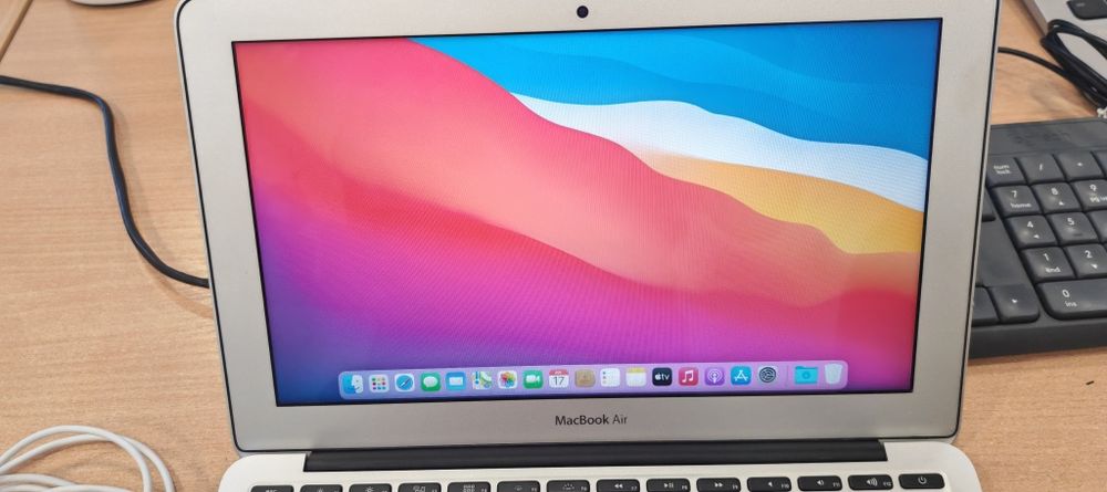 MacBook Air 11-inch Model A1465 EMC 2631 за части. Работи много добре.