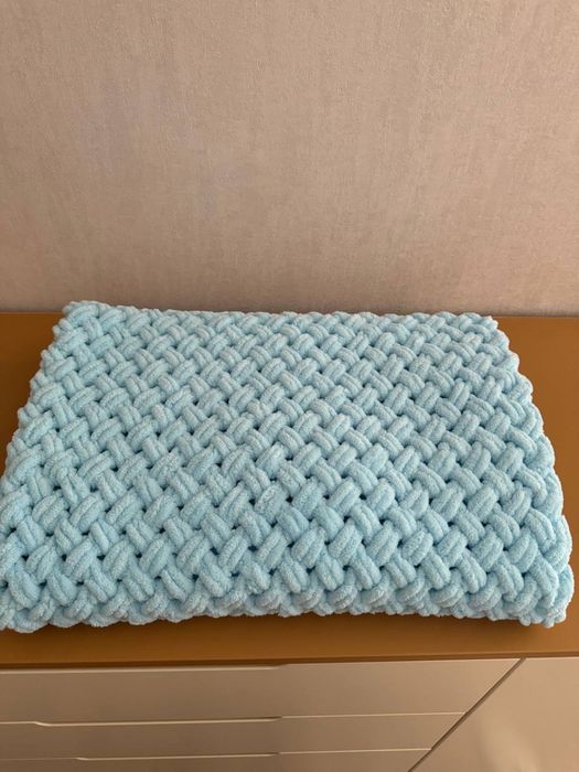 Нежный плед ручной работы 110×110 см