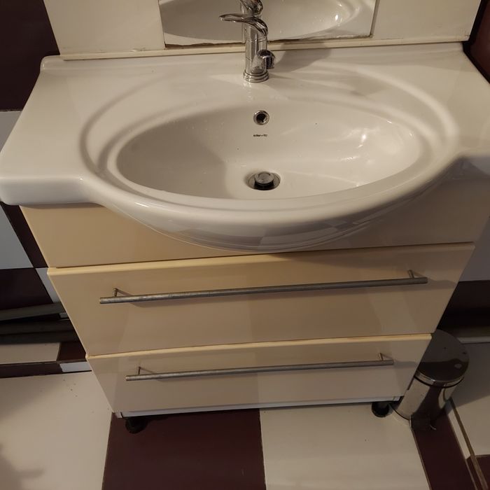 Vînd ghivetă baie cu dulăpior